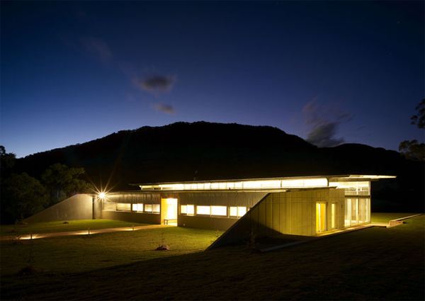 เหมือนร้านอาหารหรือโรงรถมากกว่าบ้านFarmhouse Design Ideas - Bluff Farm House