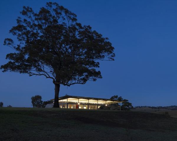 เหมือนร้านอาหารหรือโรงรถมากกว่าบ้านFarmhouse Design Ideas - Bluff Farm House