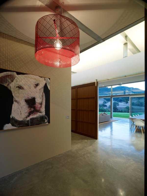 เหมือนร้านอาหารหรือโรงรถมากกว่าบ้านFarmhouse Design Ideas - Bluff Farm House