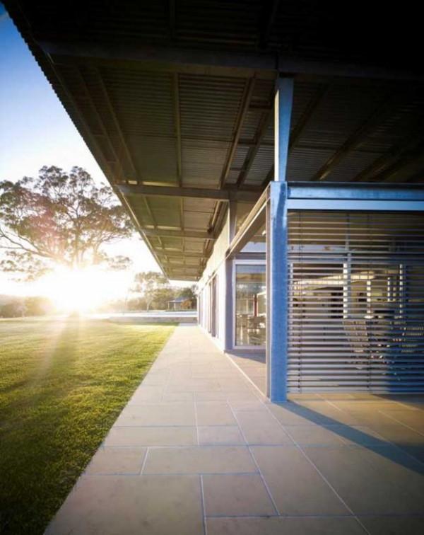 เหมือนร้านอาหารหรือโรงรถมากกว่าบ้านFarmhouse Design Ideas - Bluff Farm House