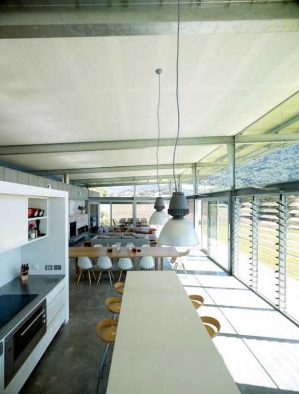 เหมือนร้านอาหารหรือโรงรถมากกว่าบ้านFarmhouse Design Ideas - Bluff Farm House