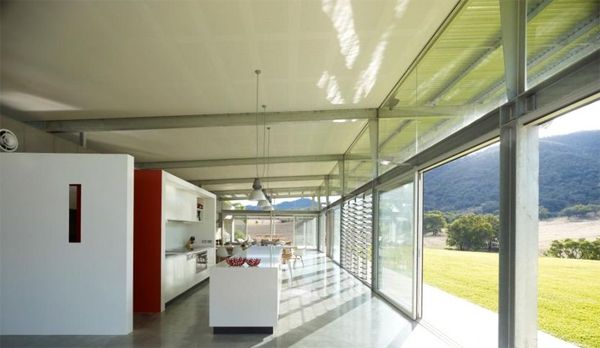 เหมือนร้านอาหารหรือโรงรถมากกว่าบ้านFarmhouse Design Ideas - Bluff Farm House