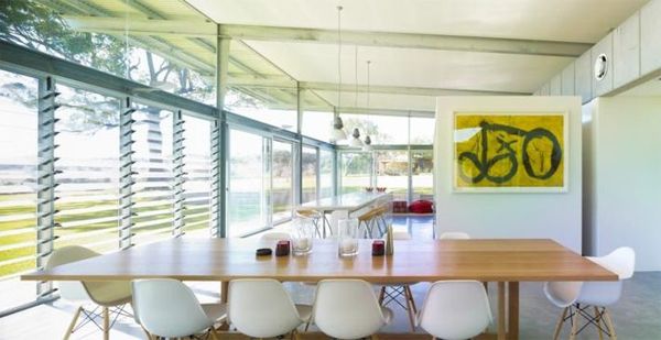 เหมือนร้านอาหารหรือโรงรถมากกว่าบ้านFarmhouse Design Ideas - Bluff Farm House