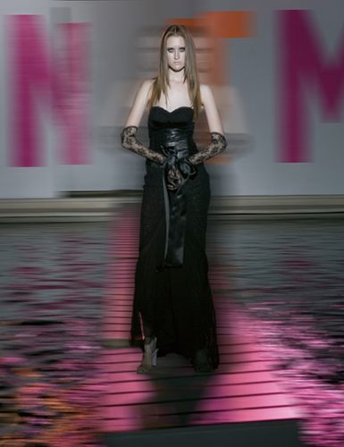 ไฮแฟชั่น ถ่ายภาพขณะเดินแบบ บนวัตถุลอยน้ำซึ่งจะโยกตลอดเวลา