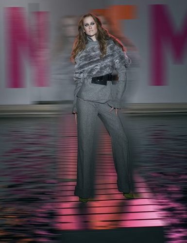 ไฮแฟชั่น ถ่ายภาพขณะเดินแบบ บนวัตถุลอยน้ำซึ่งจะโยกตลอดเวลา