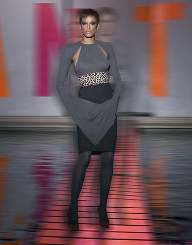 ไฮแฟชั่น ถ่ายภาพขณะเดินแบบ บนวัตถุลอยน้ำซึ่งจะโยกตลอดเวลา