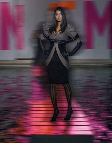 ไฮแฟชั่น ถ่ายภาพขณะเดินแบบ บนวัตถุลอยน้ำซึ่งจะโยกตลอดเวลา