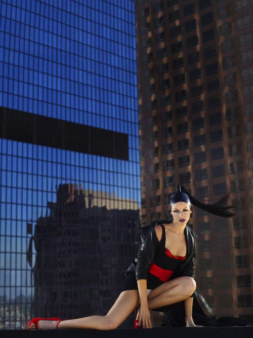 ไฮแฟชั่น ถ่ายแบบบนตึกสูง เป็นสาวซามูไร ในเทพนิยายตะวันตก