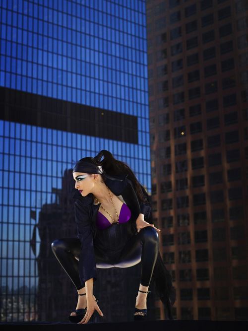 ไฮแฟชั่น ถ่ายแบบบนตึกสูง เป็นสาวซามูไร ในเทพนิยายตะวันตก