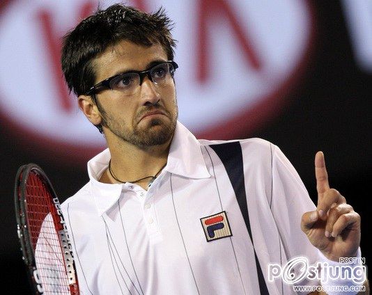 นักเทนนิส ในออมกอด Love