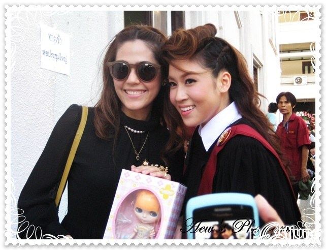 ไม่มีอะไรค่ะ เอารูปคนสวยกับเพือนๆมาให้ดู