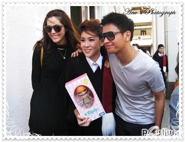 ไม่มีอะไรค่ะ เอารูปคนสวยกับเพือนๆมาให้ดู