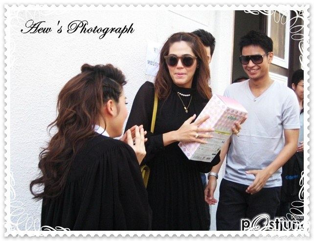 ไม่มีอะไรค่ะ เอารูปคนสวยกับเพือนๆมาให้ดู