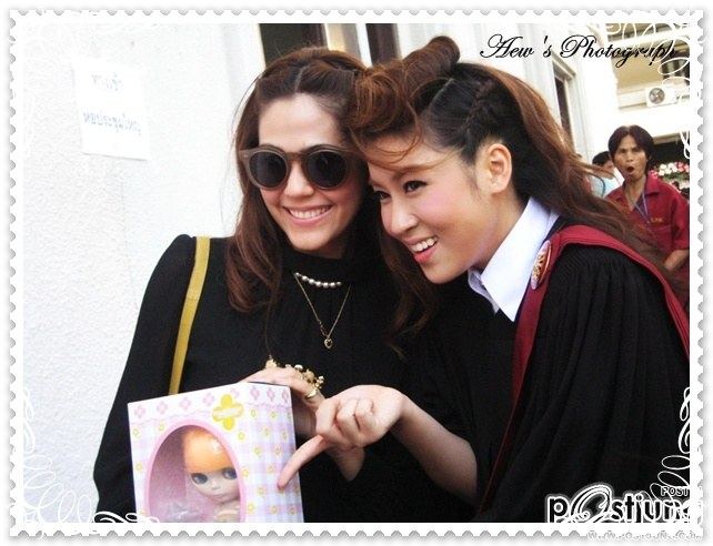 ไม่มีอะไรค่ะ เอารูปคนสวยกับเพือนๆมาให้ดู