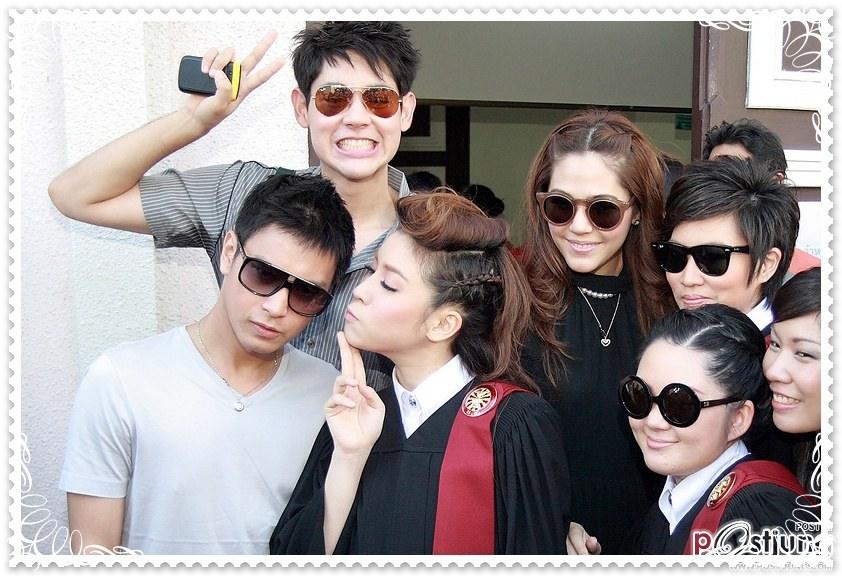 ไม่มีอะไรค่ะ เอารูปคนสวยกับเพือนๆมาให้ดู