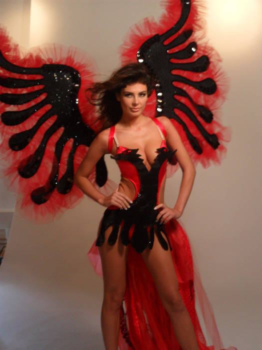 คุณคิดยังไงกับการเดินรอบชุดว่ายน้ำของเธอคนนี้