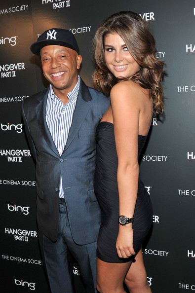 คุณคิดยังไงกับการเดินรอบชุดว่ายน้ำของเธอคนนี้