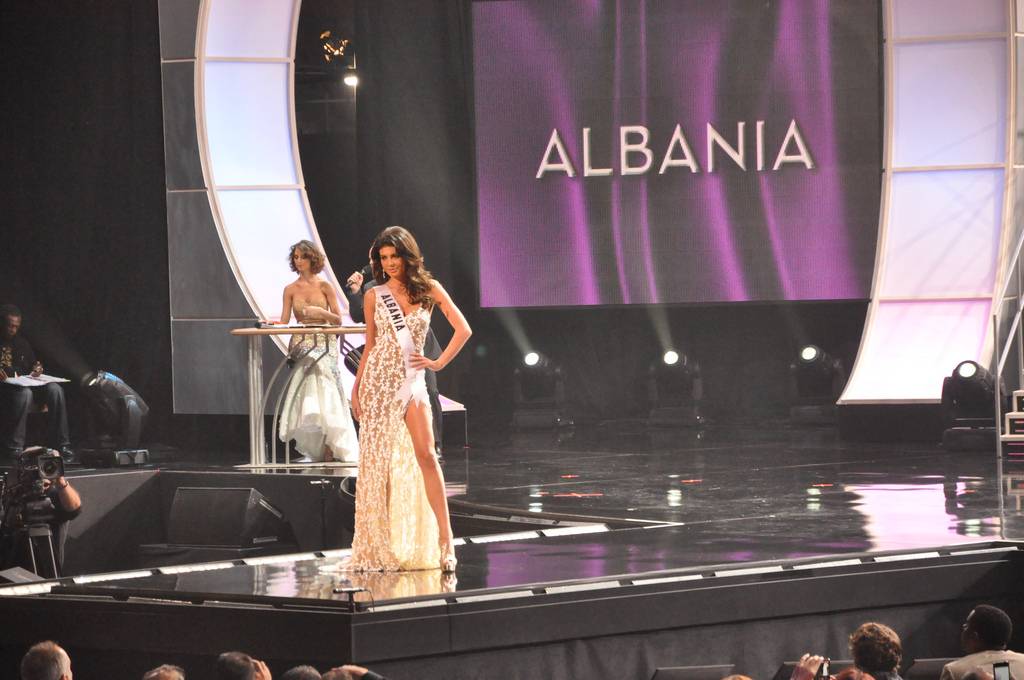 คุณคิดยังไงกับการเดินรอบชุดว่ายน้ำของเธอคนนี้