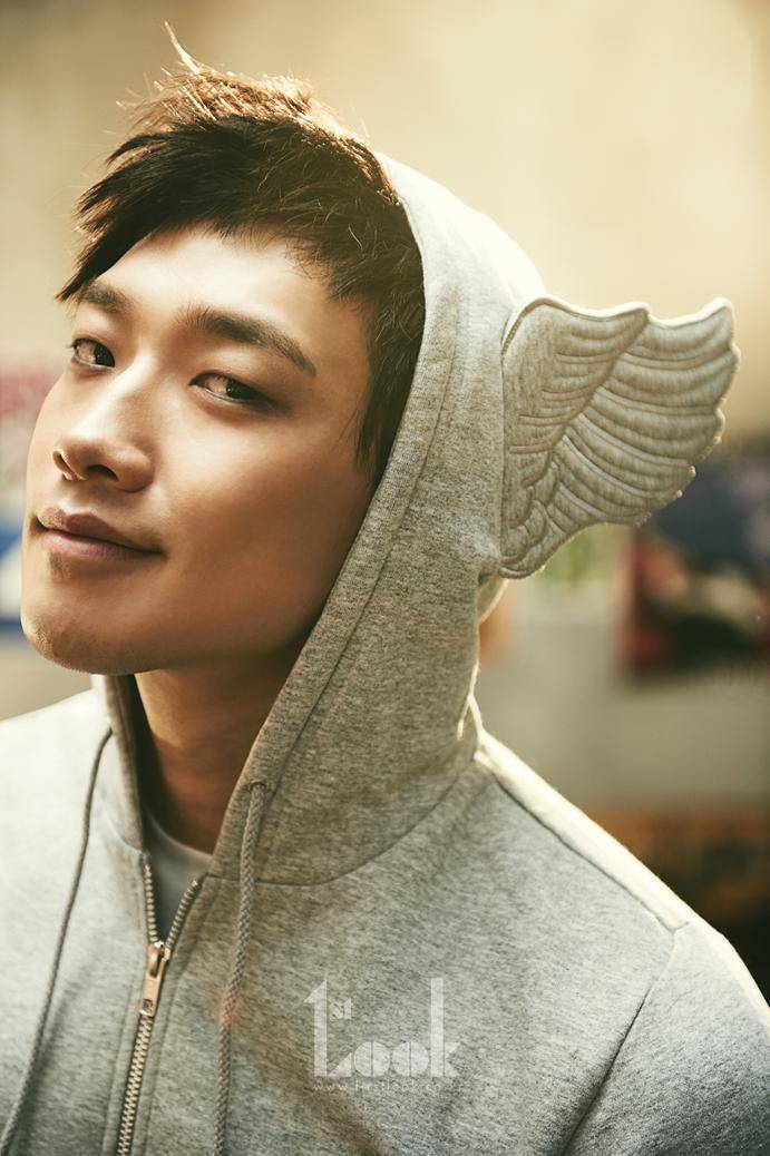 (Rain) เรน เผยภาพแฟชั่นชุดสุดท้ายหลังเข้ากรม ในนิตยสาร '1st LOOK'