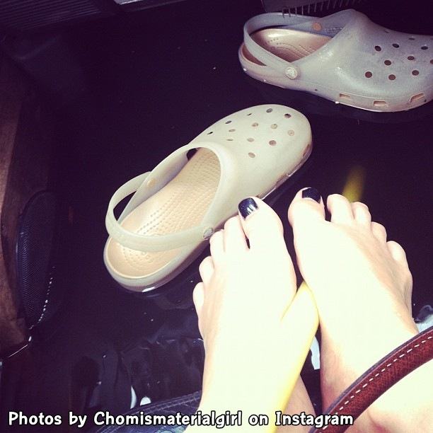 ชมพู่ อารยา ลงพื้นที่ช่วยผู้ประสบภัยน้ำท่วม นนทบุรี