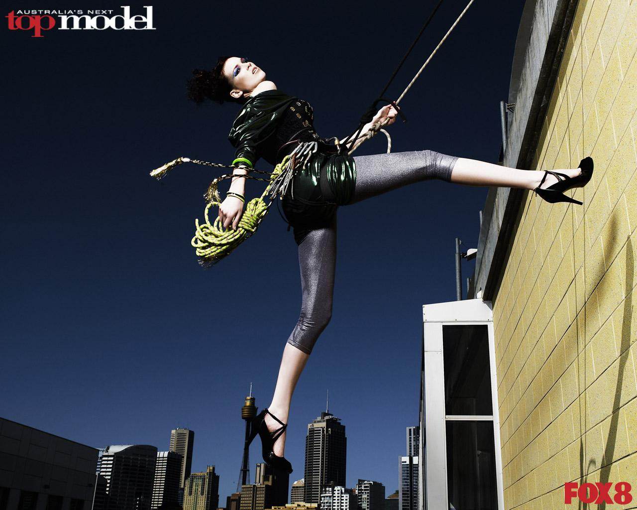 AusNTM โพสท่า โหนสลิง ปีนตึก เริ่ด