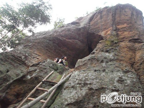 ถ้ำเจ้าใจ ถ้ำนี้ต้องปีนบันใดขึ้นไปขาสั่นหมดเลย