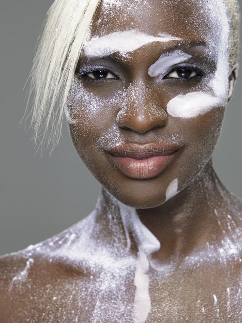 ไฮแฟชั่น บิวตี้ช็อท ด้วยการ ละเลงสีฝุ่นและเพนท์สีบนหน้า