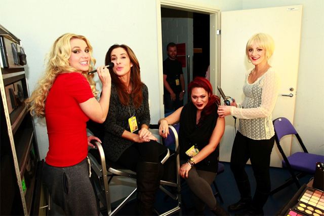 Britney Spears กับทีมงานแต่งหน้าแต่งผมของเธอ!