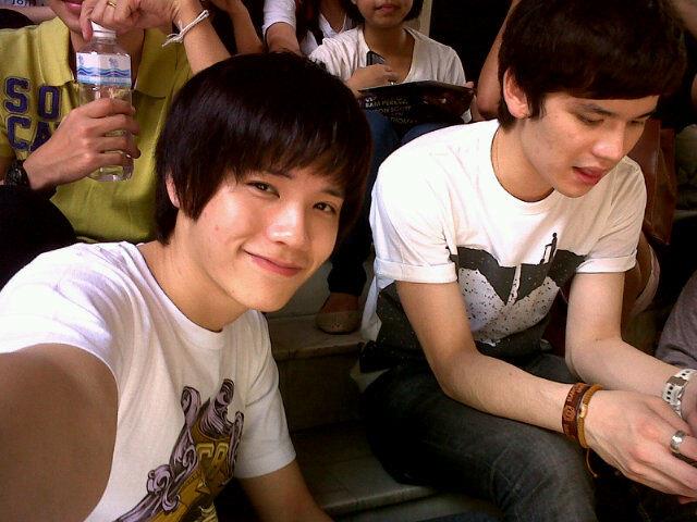 [AF8] เต๋า & คชา อาสาแพ็คของและรับบริจาคเงินช่วยเหลือผู้ประสบภัยน้ำท่วม