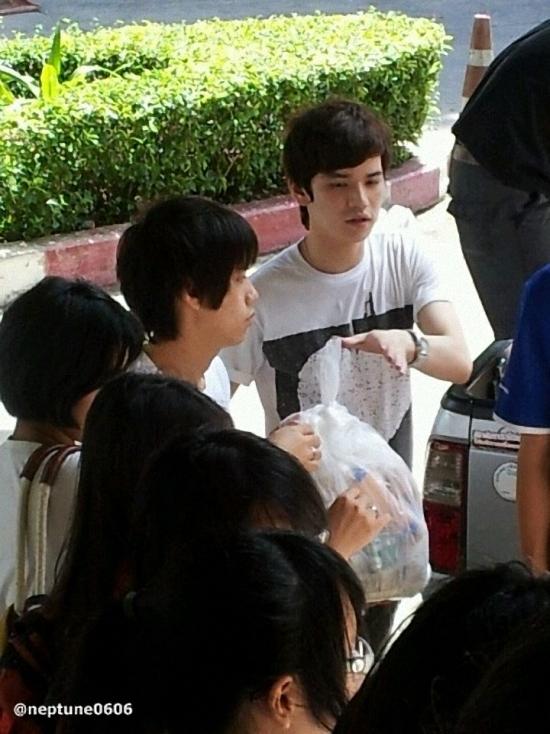 [AF8] เต๋า & คชา อาสาแพ็คของและรับบริจาคเงินช่วยเหลือผู้ประสบภัยน้ำท่วม