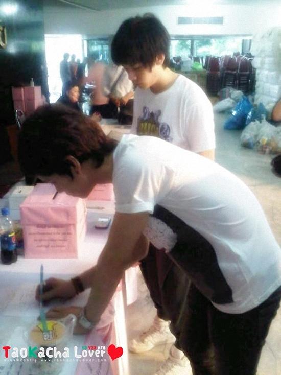 [AF8] เต๋า & คชา อาสาแพ็คของและรับบริจาคเงินช่วยเหลือผู้ประสบภัยน้ำท่วม