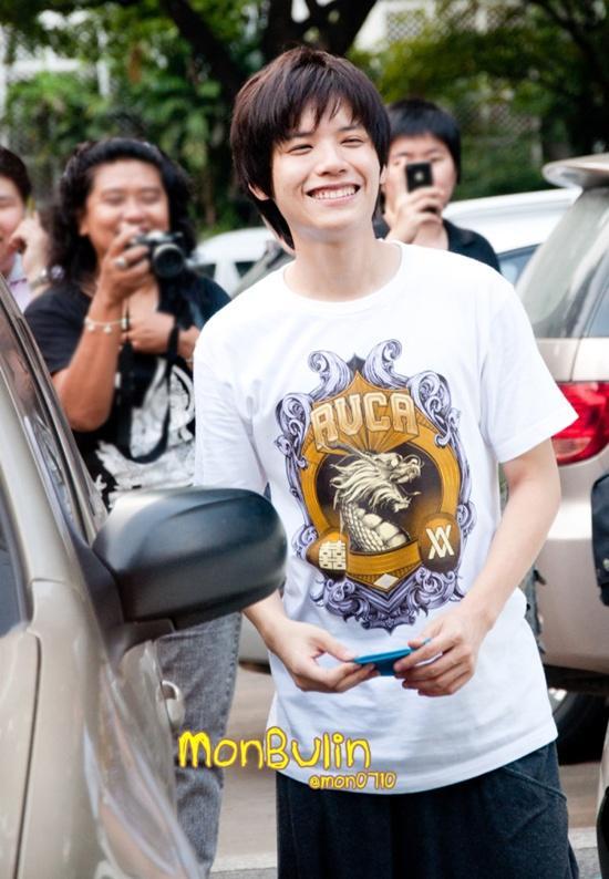 [AF8] เต๋า & คชา อาสาแพ็คของและรับบริจาคเงินช่วยเหลือผู้ประสบภัยน้ำท่วม