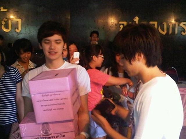 [AF8] เต๋า & คชา อาสาแพ็คของและรับบริจาคเงินช่วยเหลือผู้ประสบภัยน้ำท่วม