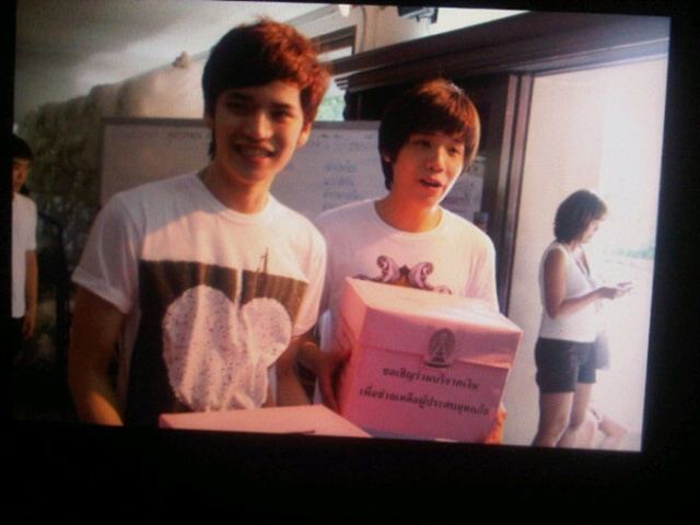 [AF8] เต๋า & คชา อาสาแพ็คของและรับบริจาคเงินช่วยเหลือผู้ประสบภัยน้ำท่วม