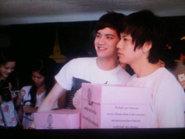 [AF8] เต๋า & คชา อาสาแพ็คของและรับบริจาคเงินช่วยเหลือผู้ประสบภัยน้ำท่วม