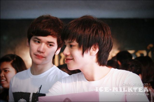 [AF8] เต๋า & คชา อาสาแพ็คของและรับบริจาคเงินช่วยเหลือผู้ประสบภัยน้ำท่วม