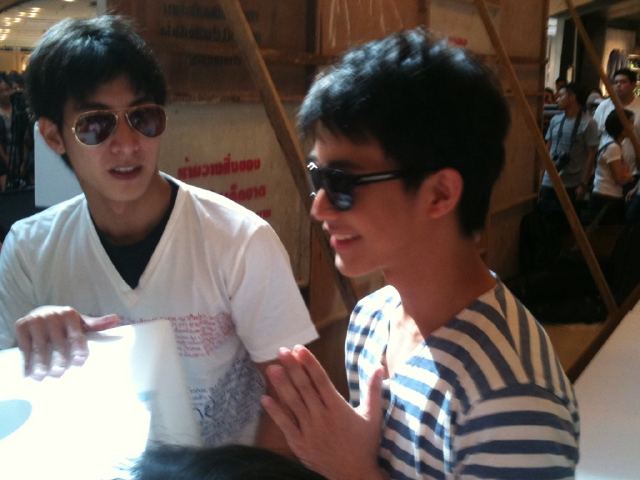 โตโน่ & ริท งานขายเสื้อช่วยเหลือผู้ประสบภัยน้ำท่วม @เซ็นทรัลลาดพร้าว