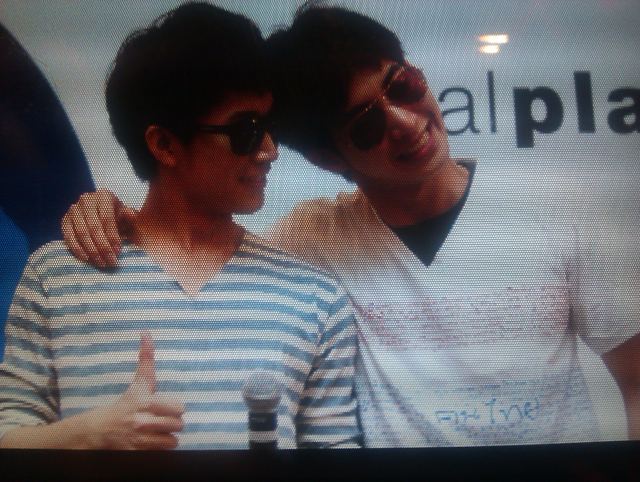 โตโน่ & ริท งานขายเสื้อช่วยเหลือผู้ประสบภัยน้ำท่วม @เซ็นทรัลลาดพร้าว