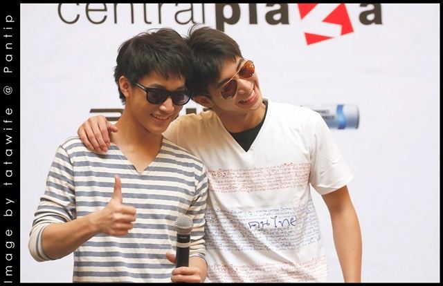 โตโน่ & ริท งานขายเสื้อช่วยเหลือผู้ประสบภัยน้ำท่วม @เซ็นทรัลลาดพร้าว