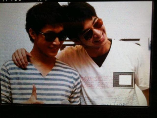 โตโน่ & ริท งานขายเสื้อช่วยเหลือผู้ประสบภัยน้ำท่วม @เซ็นทรัลลาดพร้าว