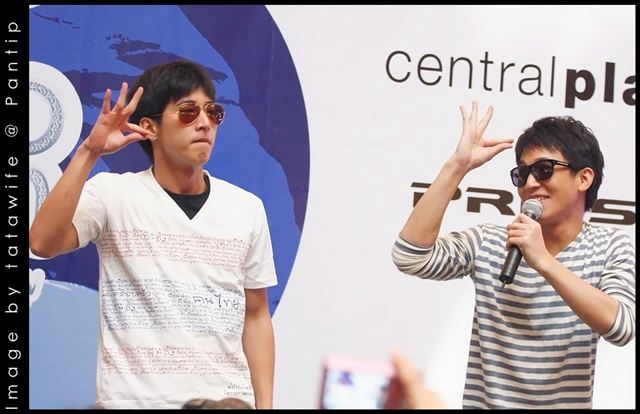 โตโน่ & ริท งานขายเสื้อช่วยเหลือผู้ประสบภัยน้ำท่วม @เซ็นทรัลลาดพร้าว