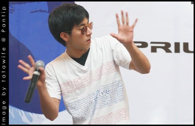 โตโน่ & ริท งานขายเสื้อช่วยเหลือผู้ประสบภัยน้ำท่วม @เซ็นทรัลลาดพร้าว