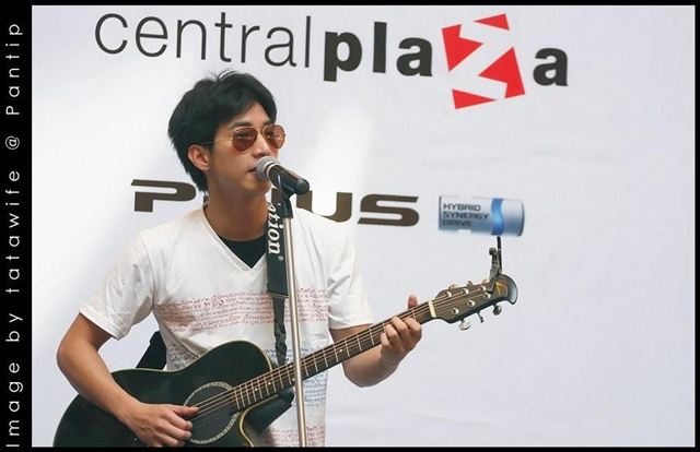 โตโน่ & ริท งานขายเสื้อช่วยเหลือผู้ประสบภัยน้ำท่วม @เซ็นทรัลลาดพร้าว