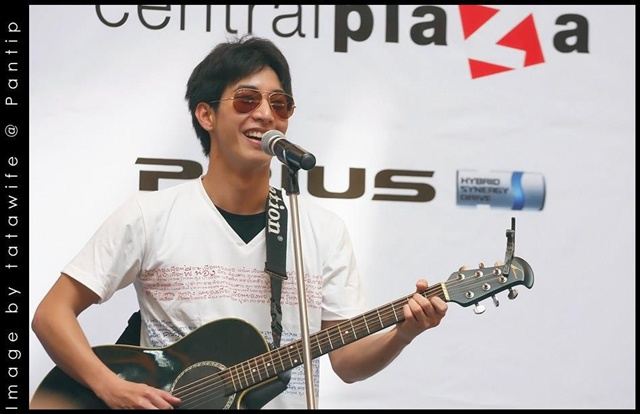 โตโน่ & ริท งานขายเสื้อช่วยเหลือผู้ประสบภัยน้ำท่วม @เซ็นทรัลลาดพร้าว