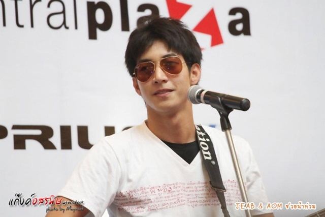โตโน่ & ริท งานขายเสื้อช่วยเหลือผู้ประสบภัยน้ำท่วม @เซ็นทรัลลาดพร้าว