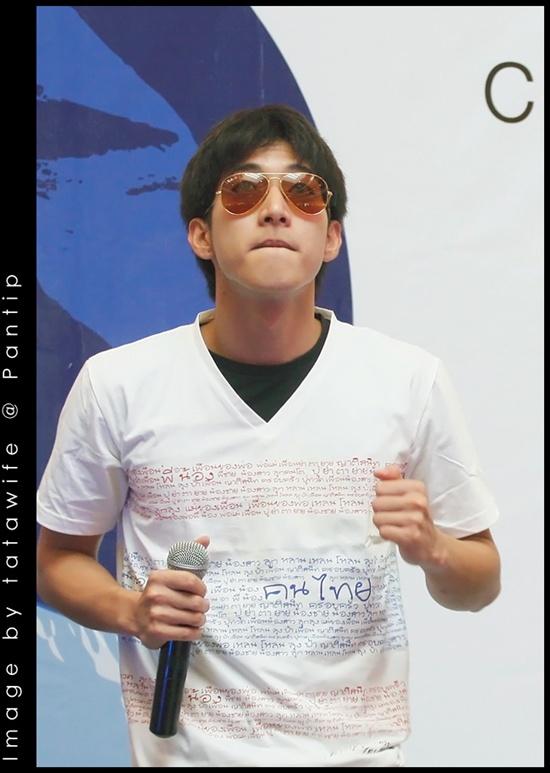 โตโน่ & ริท งานขายเสื้อช่วยเหลือผู้ประสบภัยน้ำท่วม @เซ็นทรัลลาดพร้าว