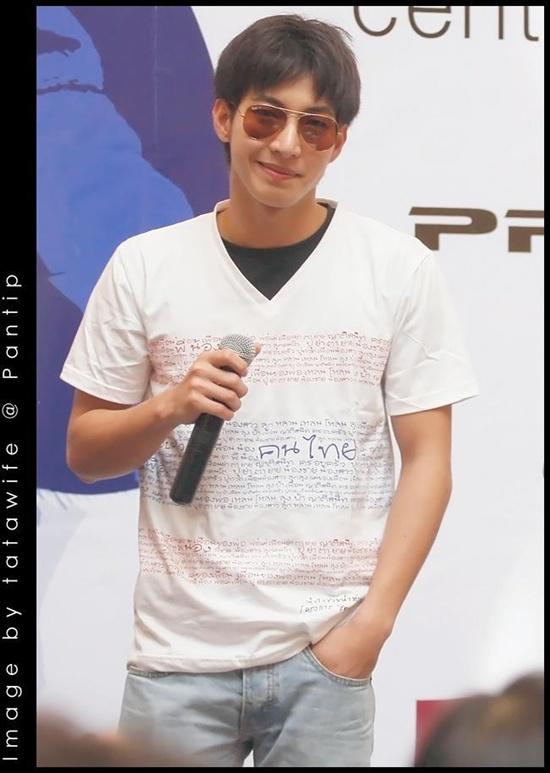 โตโน่ & ริท งานขายเสื้อช่วยเหลือผู้ประสบภัยน้ำท่วม @เซ็นทรัลลาดพร้าว