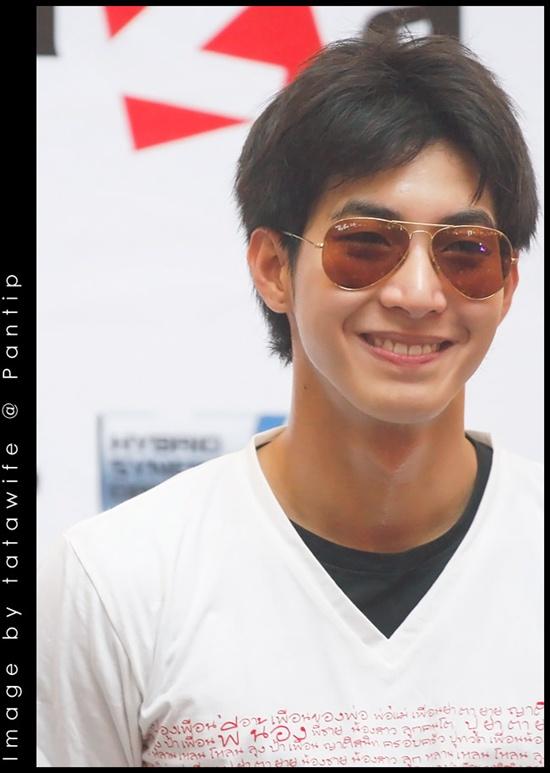 โตโน่ & ริท งานขายเสื้อช่วยเหลือผู้ประสบภัยน้ำท่วม @เซ็นทรัลลาดพร้าว