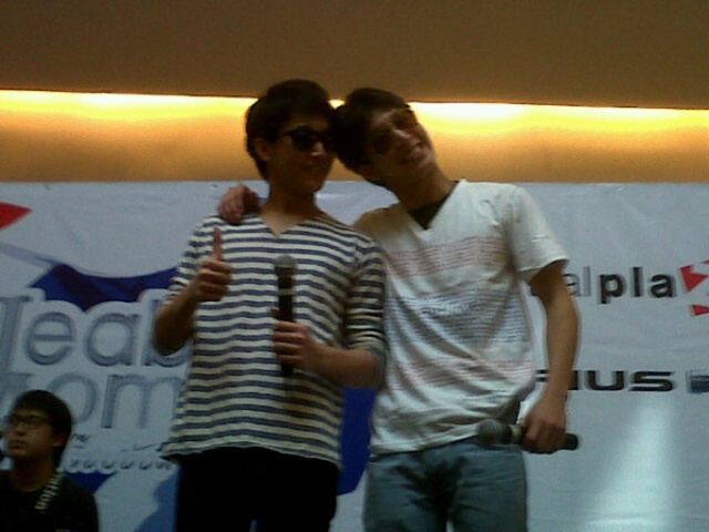 โตโน่ & ริท งานขายเสื้อช่วยเหลือผู้ประสบภัยน้ำท่วม @เซ็นทรัลลาดพร้าว