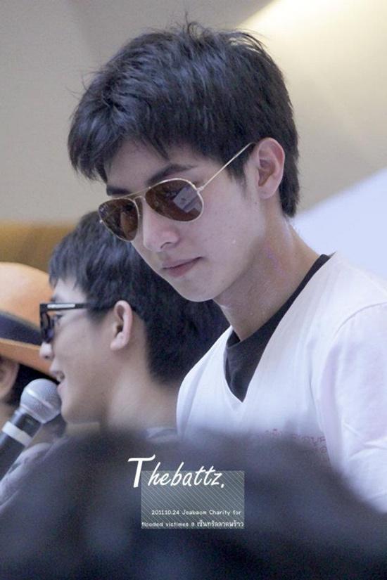 โตโน่ & ริท งานขายเสื้อช่วยเหลือผู้ประสบภัยน้ำท่วม @เซ็นทรัลลาดพร้าว